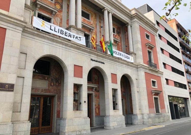 Les banderes de la Diputació de Lleida onegen a mitja asta per les víctimes del coronavirus