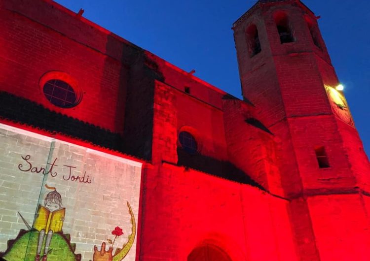 Balaguer il·lumina de vermell l’església de Santa Maria per finalitzar la Diada de Sant Jordi