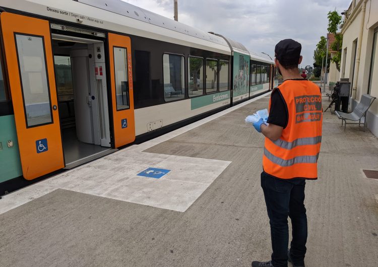 Balaguer reparteix mascaretes als usuaris del transport públic