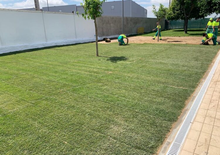 Fase final dels treballs d’ampliació de la zona de gespa de la piscina del Poliesportiu de Balaguer