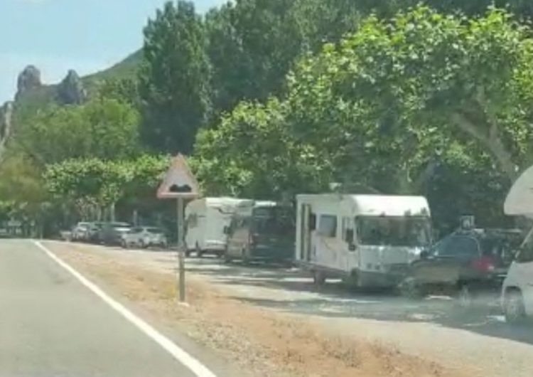 Camarasa alerta d’un allau visitants i vehicles el cap de setmana