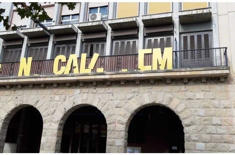 Multa de dos mesos a raó de 12 euros diaris per arrencar llaços grocs i simbologia independentista a Balaguer