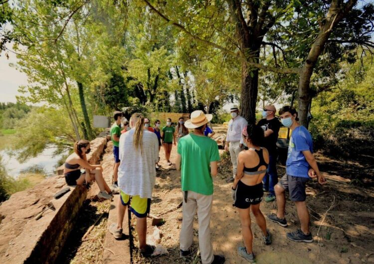 Joves d’un camp de treball continuen les tasques de neteja del camí de Balaguer a les Franqueses pel bosc de ribera