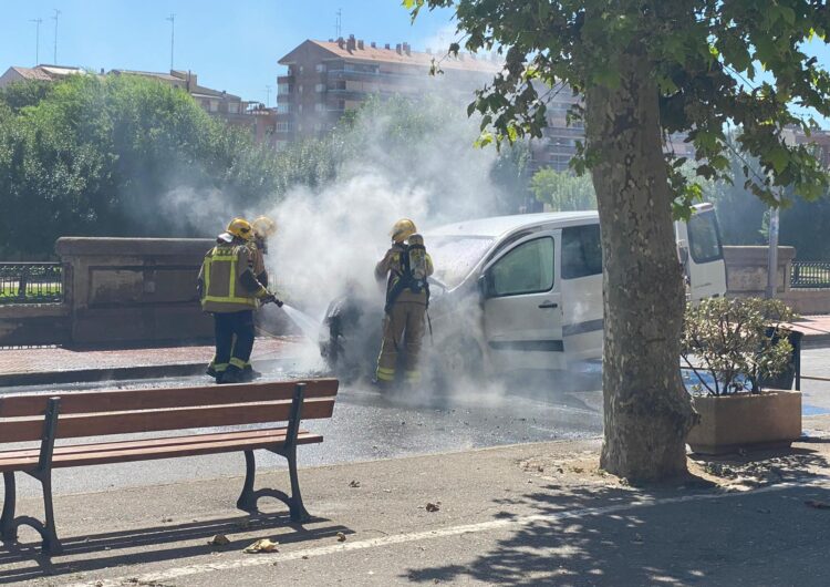 Crema una furgoneta al carrer del Portalet