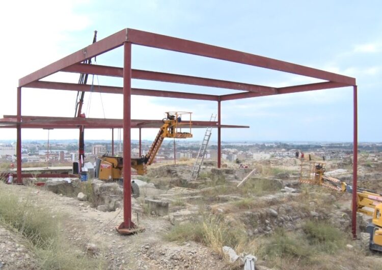 S’instal·la una coberta per protegir les restes arqueològiques de la “Gran Cambra” del Castell Formós