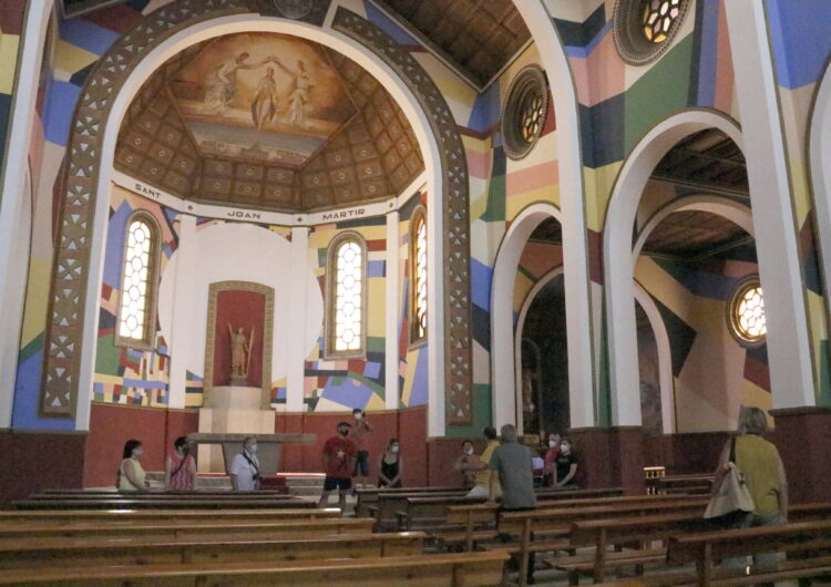 Primers visitants a l’església de Penelles, restaurada amb un mural únic de gran format d’un artista contemporani