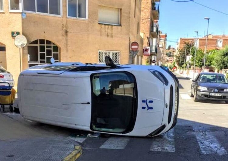 Bolca una furgoneta al carrer Almatà de Balaguer