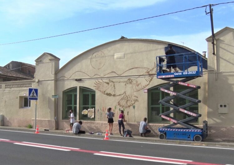 Els participants al JoVa d’Algerri pinten el primer mural del municipi