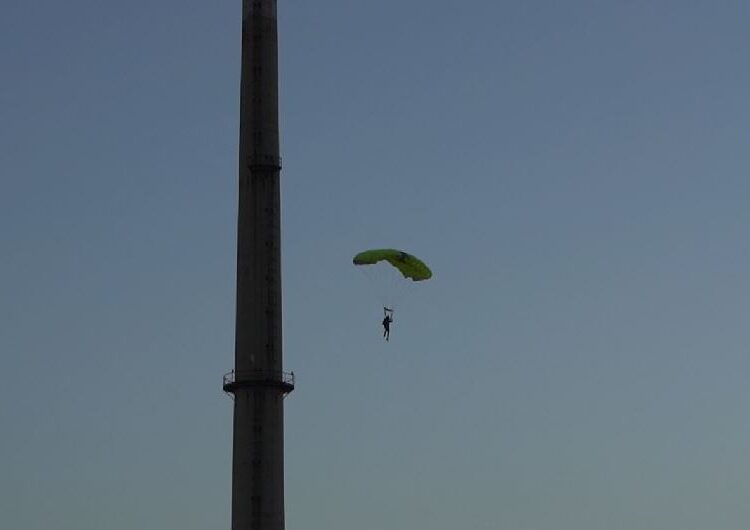 Dues persones multades per saltar en paracaigudes des de la xemeneia d’Inpacsa