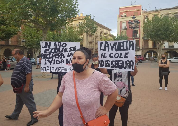 Un grup de pares i mares es concentren a Balaguer en contra de l’inici del curs escolar