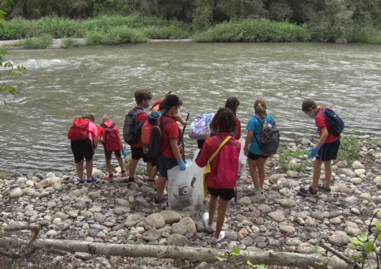 L’escola Salvador Espriu celebra el “Let’s clean up day”