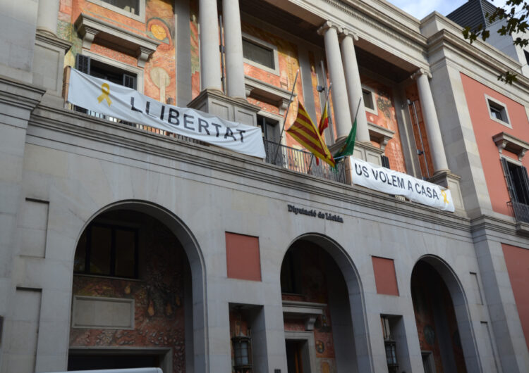 Les banderes de la Diputació de Lleida a mig pal amb motiu del 80è aniversari de l’afusellament del president Lluís Companys