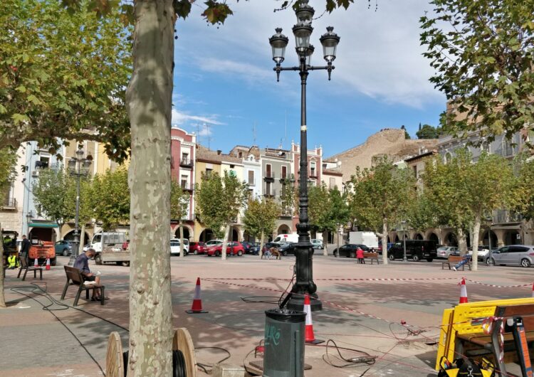 Finalitzen les obres dels quatre fanals centrals de la plaça Mercadal