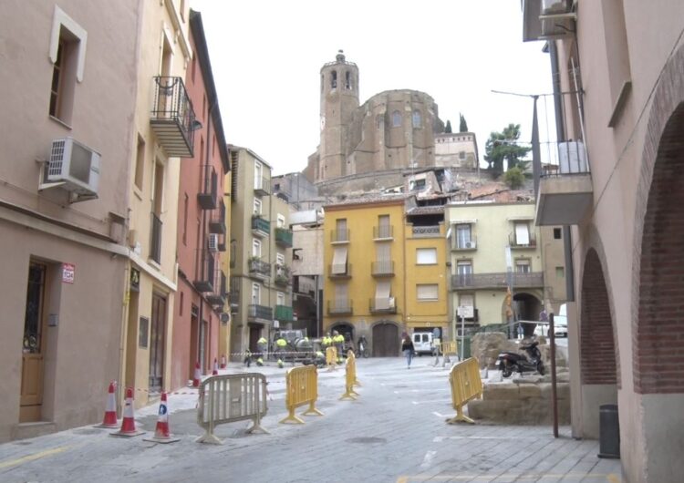 La Paeria de Balaguer repara el paviment de la plaça Sant Salvador