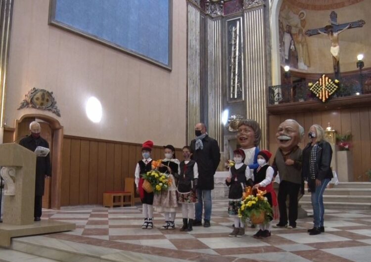 Una ofrena floral simbòlica dona el tret de sortida a les Festes del Sant Crist