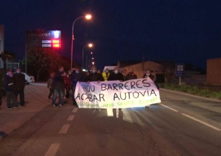 Tall a la carretera de Térmens com a protesta pel projecte de supressió dels passos a nivell