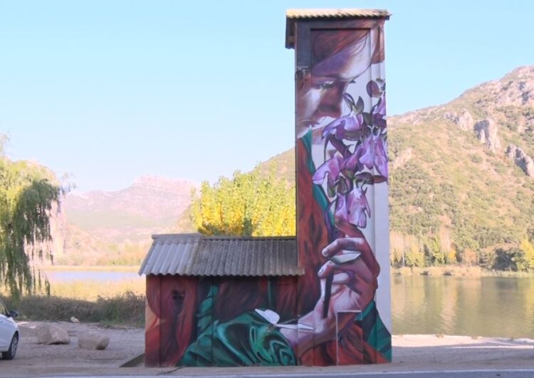 L’artista lleidatana Lily Brick pinta un mural contra la violència de gènere a Sant Llorenç de Montgai