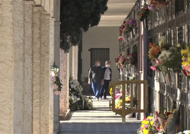 Degoteig constant de visitants als cementiris de Balaguer el dia de Tots Sants