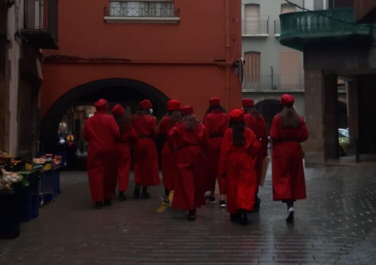 Surt la missatgeria reial a recollir cartes dels nens i nenes de Balaguer