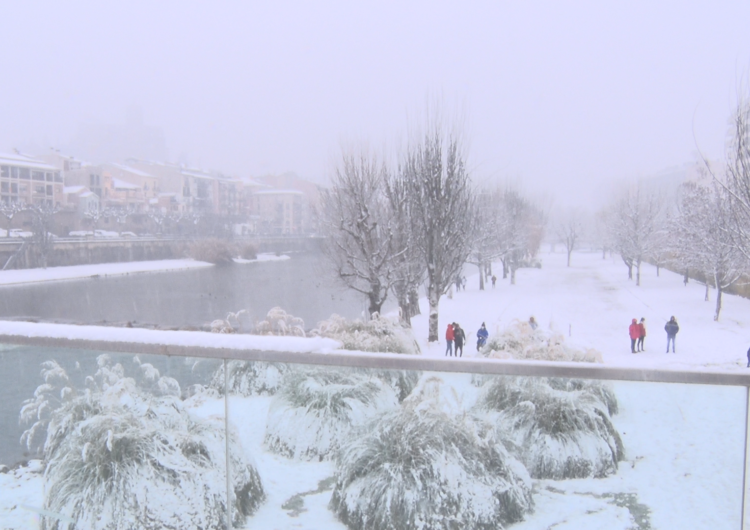 Balaguer es desperta coberta de neu