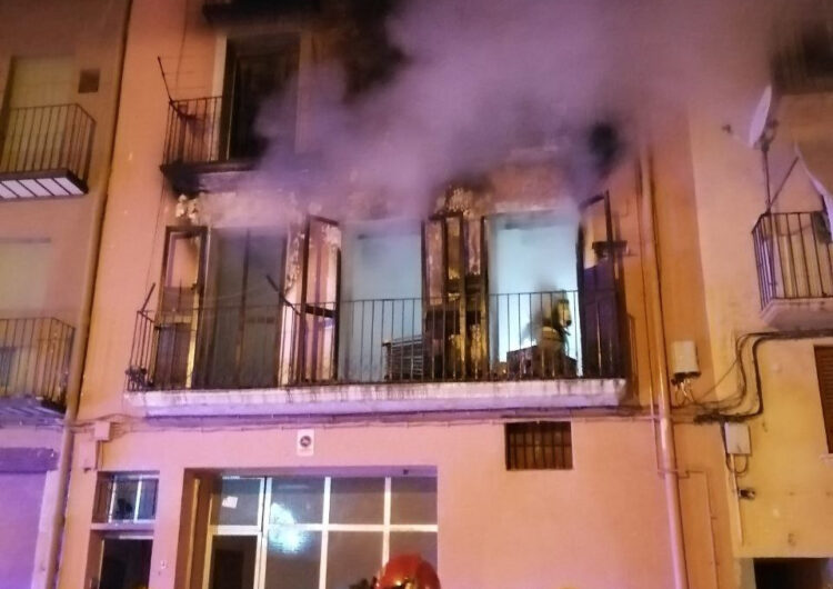 Tres ferits en un incendi a la plaça Sant Salvador de Balaguer