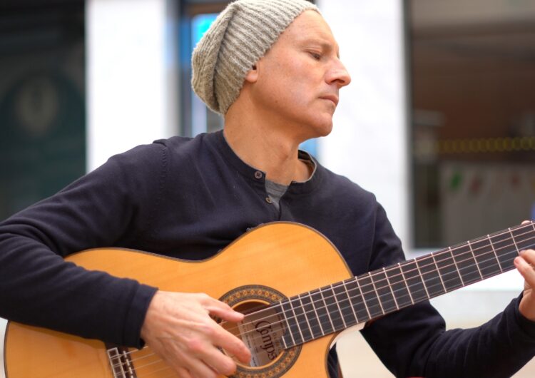 El guitarrista Josep-Manel Vega presenta ‘Improvising around the world’ un disc amb 10 improvisacions de guitarra enregistrades arreu del món