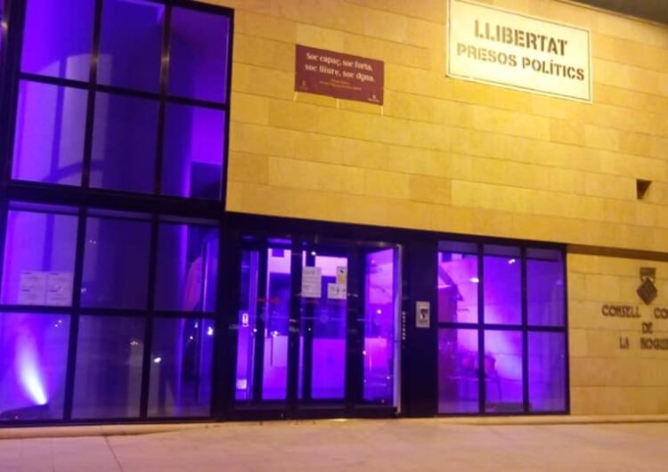 El Consell Comarcal il·lumina el vestíbul de color lila pel Dia Internacional de les Dones