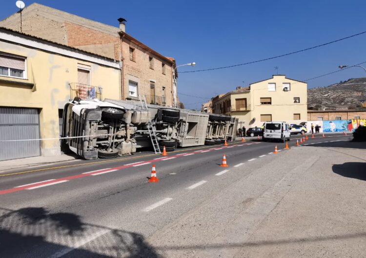 Un camió carregat de porcs bolca a Castelló de Farfanya i esclafa un turisme