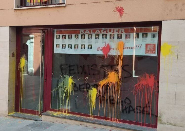 Ataquen amb pintura la seu del PSC a Balaguer per reclamar la llibertat de Pablo Hasel