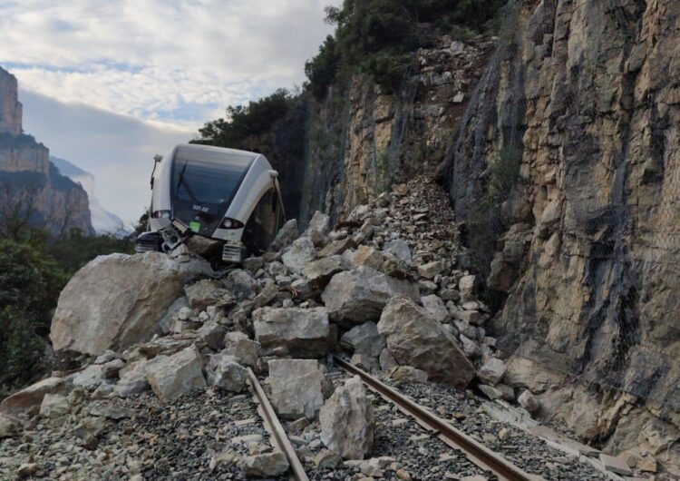 El tren de la Pobla s’estavella contra una esllavissada