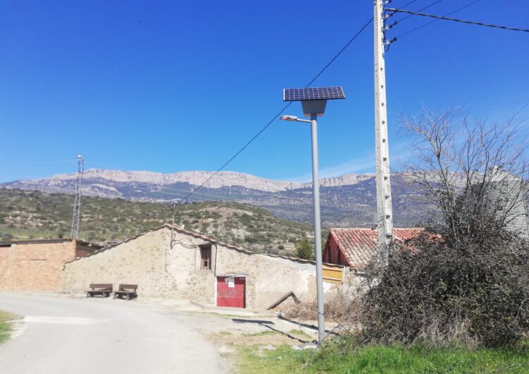 Àger fa una aposta per les energies netes i instal·la un fanal solar al poble de la Règola