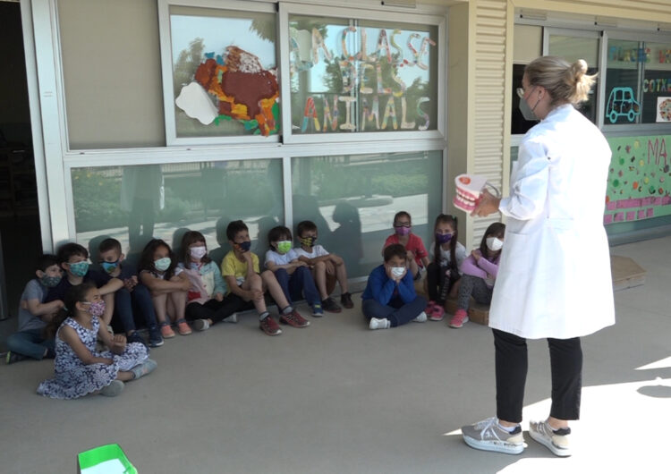 La Clínica Dental Balaguer imparteix el taller “Cuidem el Somriure” als alumes de l’escola Montroig