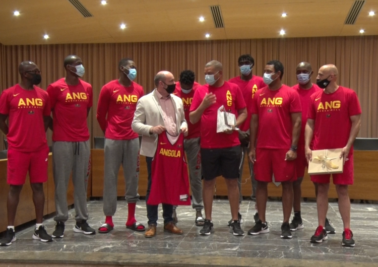 La Paeria de Balaguer rep a la selecció d’Angola de Bàsquet