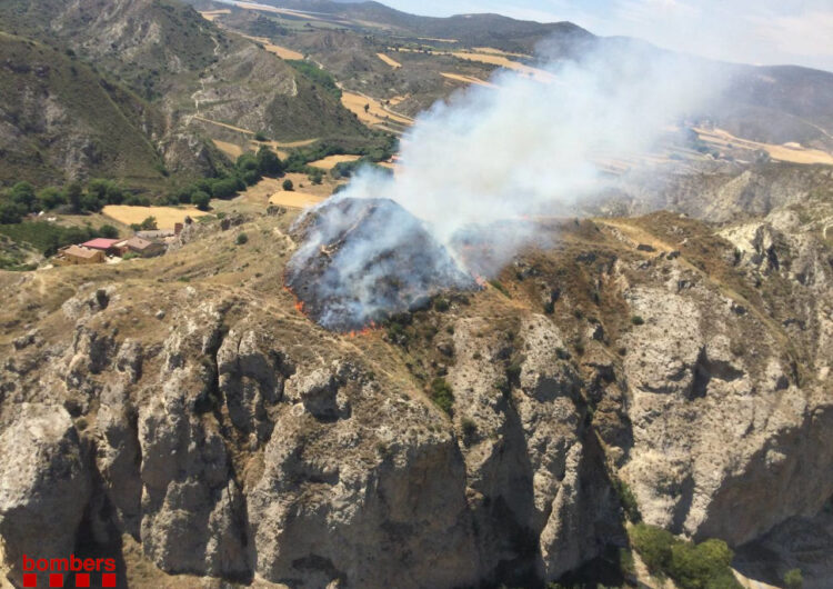 Els Bombers treballen en un incendi forestal a Gerb, al terme d’Os de Balaguer