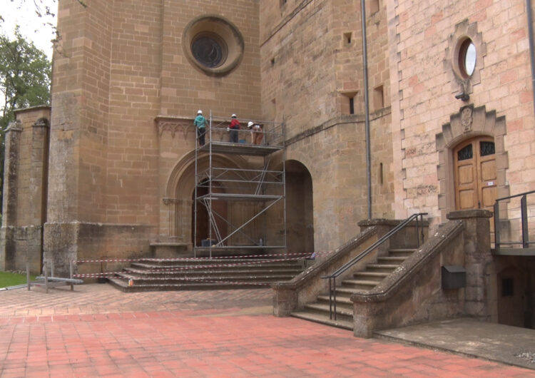 Inici de la restauració de la porta gòtica de l’església del Monestir de les Avellanes