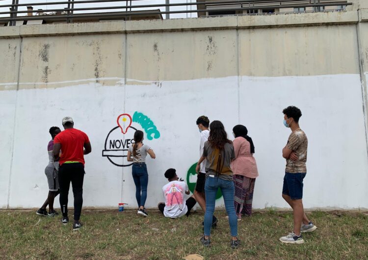 Els joves participants del programa ‘Noves Oportunitats’ de l’Associació Reintegra realitzen un mural al riu Segre