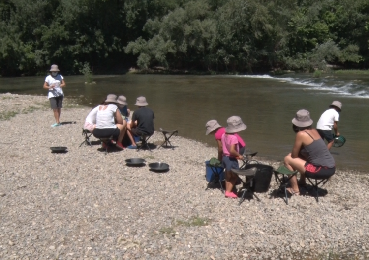 El taller ‘A l’estiu, l’or el busquem al riu’ torna a omplir de visitants la llera del Segre durant el juliol i agost