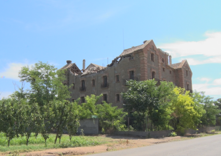 S’esfonsa part de la teulada de la Casa Gran de la Sucrera de Menàrguens