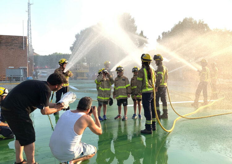 Sessió de fotos al parc de Bombers de Balaguer pel calendari solidari Bombers amb causa 2022