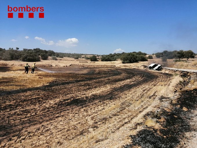 Els Bombers de la Generalitat extingeixen un incendi al terme de Cubells