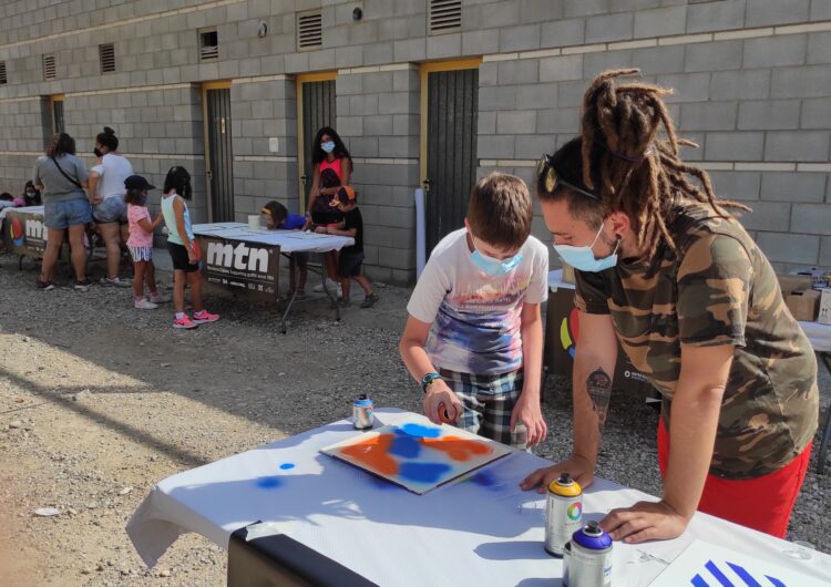 Els nens de Camarasa participen en la confecció d’un mural amb l’artista Foxy en el marc del ‘Territori Artemisa’