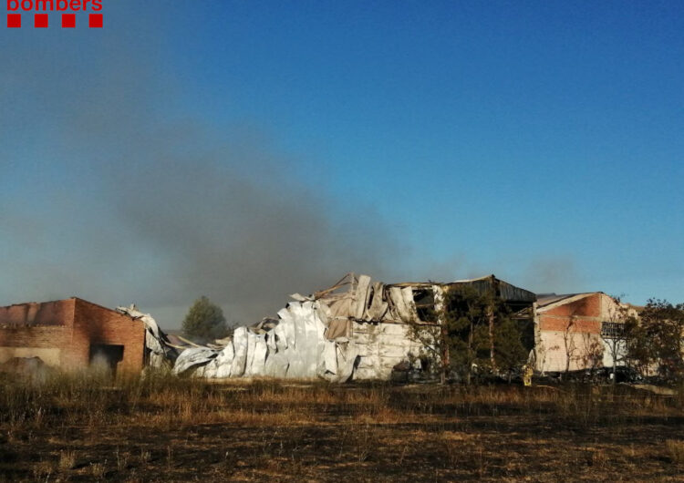 Un incendi a Torrelameu crema quatre naus industrials i un camió