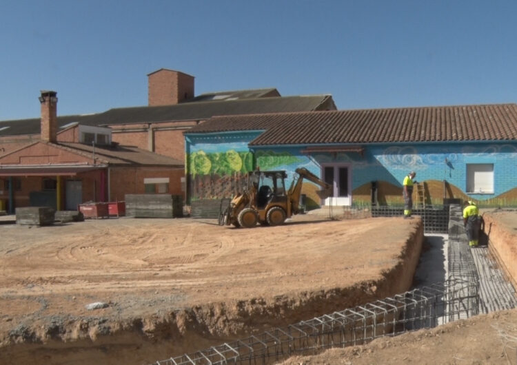 L’Associació de Famílies de l’escola la Noguera i la Paeria de Balaguer arrangen una part del pati de l’escola que s’habilitarà pels alumnes de cicle infantil del centre