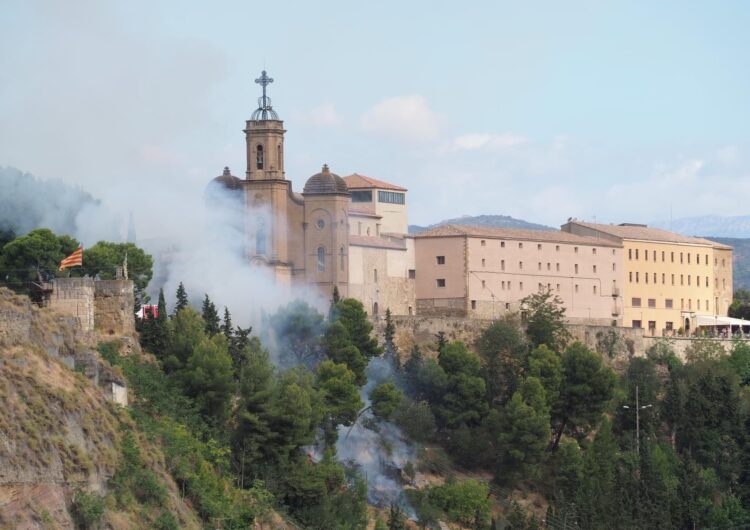 Els bombers extingeixen un incendi a l’accés del Santuari del Sant de Crist