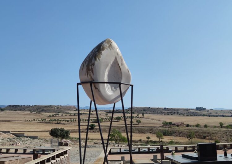 L’escultura dedicada a les persones traspassades durant el confinament ja presideix el Cementiri Nou de Balaguer