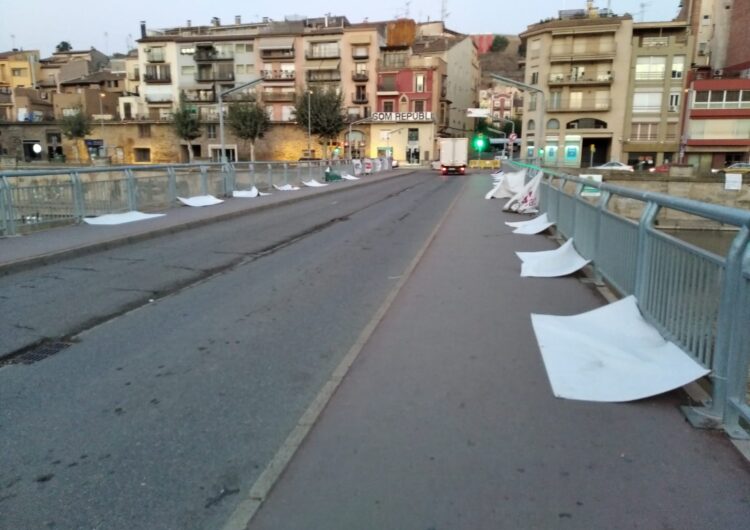 Un home comet un acte vandàlic arrencant les pancartes del Posa’t la Gorra