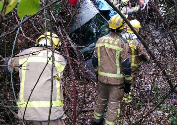 Un cotxe surt de la via i cau per un barranc de cinc metres al Coll de Comiols