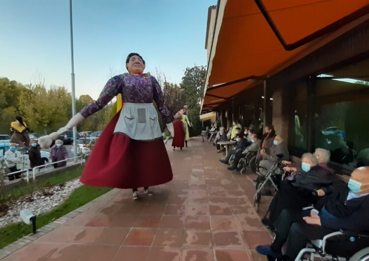 Els gegants i capgrossos visiten les residències de Balaguer