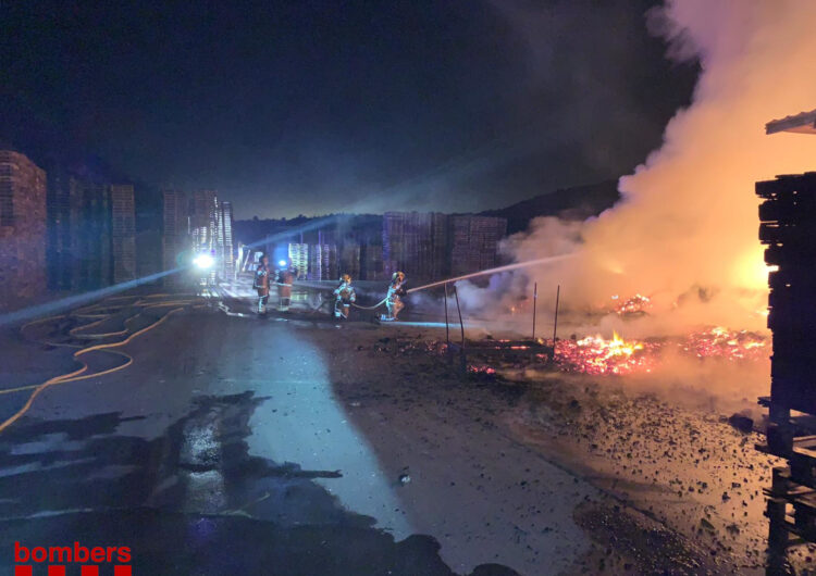 Els Bombers treballen en un incendi en una indústria de palets a Artesa de Segre