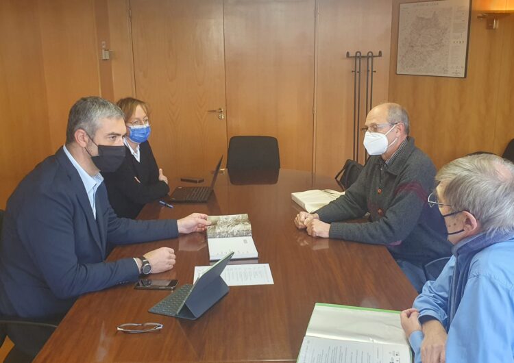 L’Associació Amics de Tragó de Noguera presenta a Bernat Solé els actes de celebració del 850è aniversari de la primera pedra del Monestir Cistercenc Femení de Santa Maria de Vallverd i del 60è aniversari de la inundació del poble